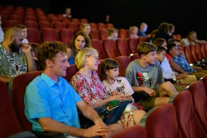 39. TNF: Dzień 3 (1.06.2025) - W sali kinowej młodzi widzowie z rodzicami podczas spotkania z twórczynią po seansie "Dziadku, wiejemy!"