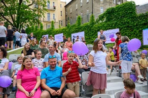 39. TNF: Dzień 3 (1.06.2025) - Publiczność zebrana w Amfiteatrze Letnim w oczekiwaniu na spektakl dla dzieci "Pan Doremi"