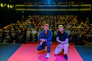 39. TNF: Dzień 3 (1.06.2025) - Na scenie Marzenia od lewej: producent "Dziewczyny z igłą" Mariusz Włodarski i reżyser filmu Magnus von Horn, w tle publiczność