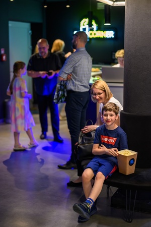 39. TNF: Dzień 3 (1.06.2025) - Najmłodsi widzowie z rodzicami w hallu Marzenia w oczekiwaniu na projekcję "Dziadku, wiejemy!"