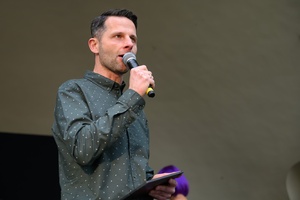 39. TNF: Dzień 3 (1.06.2025) - Sebastian Szafarz zapraszający najmłodszych widzów z amfiteatralnej sceny na spektakl "Pan Doremi"