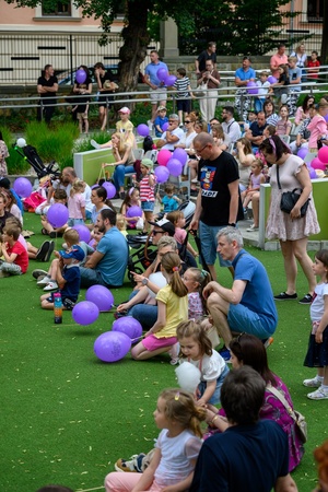 39. TNF: Dzień 3 (1.06.2025) - Najmłodsi widzowie uczestniczący w śpiewających zabawach przed spektaklem "Pan Doremi" w Amfiteatrze Letnim