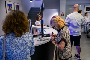 39. TNF: Dzień 3 (1.06.2025) - W hallu kina festiwalowiczki wypełniający kupony plebiscytu publiczności