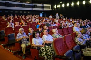 39. TNF: Dzień 3 (1.06.2025) - Festiwalowicze w w sali kinowej w oczekiwaniu na projekcję konkursową "Dziewczyny z igłą"