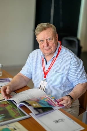 39. TNF: Dzień 3 (1.06.2025) - Eugeniusz Gordziejuk w oczekiwaniu na młodych warsztatowiczów w Domu Kultury Westerplatte