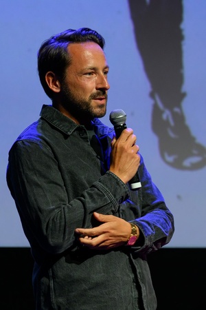 39. TNF: Dzień 3 (1.06.2025) - Na scenie Marzenia reżyser filmu "Światłoczuła" Tadeusz Śliwa zapraszający widzów na projekcję filmu konkursowego