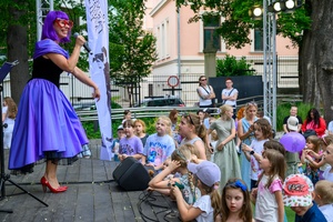 39. TNF: Dzień 3 (1.06.2025) - Najmłodsi widzowie uczestniczący w śpiewających zabawach przed spektaklem "Pan Doremi" w Amfiteatrze Letnim