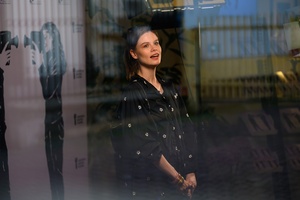 39. TNF: Dzień 3 (1.06.2025) - W ujęciu przez kinową szybę aktorka Matylda Giegżno w oczekiwaniu na spotkanie z publicznością po projekcji filmu "Światłoczuła"