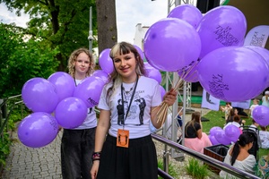 39. TNF: Dzień 3 (1.06.2025) - Wolontariusze 39. TNF rozdający dzieciom balony w Amfiteatrze Letnim