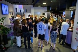 39. TNF: Dzień 3 (1.06.2025) - Festiwalowa publiczność w hallu Marzenia przed projekcją konkursową filmu "Światłoczuła"