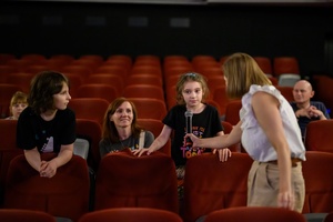 39. TNF: Dzień 3 (1.06.2025) - Młodzi widzowie zadający pytania twórczyni filmu "Dziadku, wiejemy!" po seansie podczas spotkania