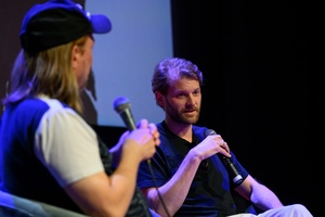 39. TNF: Dzień 3 (1.06.2025) - Na scenie Marzenia od prawej: reżyser filmu "Dziewczyny z igłą", Magnus von Horn i prowadzący spotkanie z twórcami przed publicznością Ryszard Jaźwiński