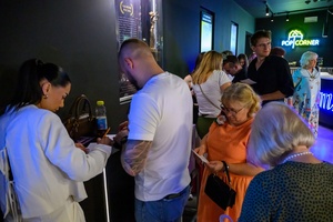 39. TNF: Dzień 3 (1.06.2025) - W hallu kina festiwalowicze wypełniający kupony plebiscytu publiczności