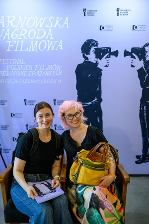 39. TNF: Dzień 3 (1.06.2025) - Festiwalowicze w hallu kina w oczekiwaniu na projekcję konkursową "Dziewczyny z igłą"