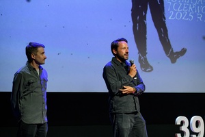 39. TNF: Dzień 3 (1.06.2025) - Na scenie Marzenia Kuba Armata i reżyser filmu "Światłoczuła" Tadeusz Śliwa zapraszający widzów na projekcję filmu konkursowego