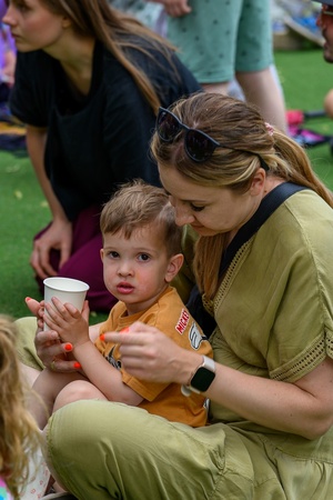 39. TNF: Dzień 3 (1.06.2025) - Rodzice z pociechami na widowni w Amfiteatrze Letnim