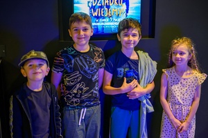 39. TNF: Dzień 3 (1.06.2025) - Najmłodsi widzowie w hallu Marzenia w oczekiwaniu na projekcję "Dziadku, wiejemy!"