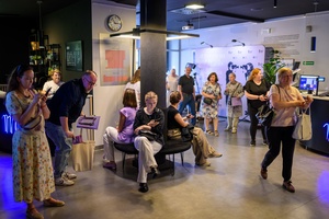 39. TNF: Dzień 3 (1.06.2025) - Festiwalowicze w hallu kina w oczekiwaniu na projekcję konkursową "Dziewczyny z igłą"