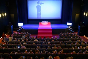 39. TNF: Dzień 3 (1.06.2025) - Festiwalowicze w w sali kinowej w oczekiwaniu na projekcję konkursową "Dziewczyny z igłą" - zdjęcie z perspektywy balkonu