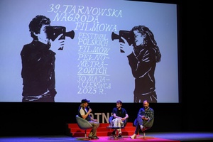 39. TNF: Dzień 3 (1.06.2025) - Na scenie Marzenia od prawej: producent "Dziewczyny z igłą", reżyser filmu Magnus von Horn i prowadzący spotkanie z twórcami przed publicznością Ryszard Jaźwiński