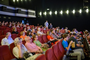 39. TNF: Dzień 3 (1.06.2025) - Festiwalowicze w w sali kinowej w oczekiwaniu na projekcję konkursową "Dziewczyny z igłą"