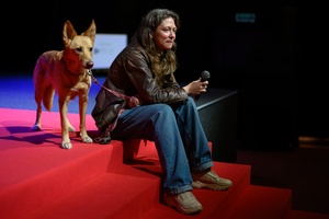 39. TNF: Dzień 3 (1.06.2025) - Na scenie kinowej Olga Chajdas z psem Nioki wsłuchująca się w pytania młodych widzów z sali po projekcji filmu "Dziadku, wiejemy!"