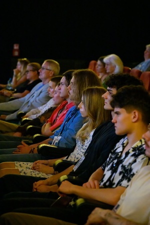 39. TNF: Dzień 3 (1.06.2025) - Festiwalowa publiczność w sali kinowej podczas spotkania z producentem "Dziewczyny z igłą" Mariuszem Włodarskim, reżyserem filmu Magnusem von Hornem