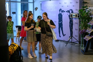 39. TNF: Dzień 3 (1.06.2025) - Najmłodsi widzowie z rodzicami w hallu Marzenia w oczekiwaniu na projekcję "Dziadku, wiejemy!"