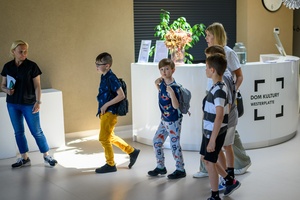 39. TNF: Dzień 3 (1.06.2025) - Dzieci przybywające na warsztat "Poznaj tajniki animacji i zostań w filmowcem" do DKW