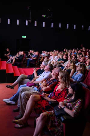 39. TNF: Dzień 3 (1.06.2025) - Festiwalowicze w w sali kinowej w oczekiwaniu na projekcję konkursową "Dziewczyny z igłą"