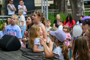 39. TNF: Dzień 3 (1.06.2025) - Najmłodsi widzowie uczestniczący w śpiewających zabawach przed spektaklem "Pan Doremi" w Amfiteatrze Letnim