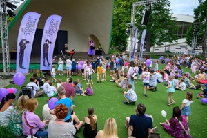 39. TNF: Dzień 3 (1.06.2025) - Najmłodsi widzowie uczestniczący w śpiewających zabawach przed spektaklem "Pan Doremi" w Amfiteatrze Letnim