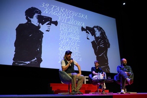 39. TNF: Dzień 3 (1.06.2025) - Na scenie Marzenia od prawej: producent "Dziewczyny z igłą", reżyser filmu Magnus von Horn i prowadzący spotkanie z twórcami przed publicznością Ryszard Jaźwiński