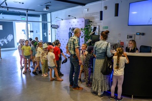 39. TNF: Dzień 4 (2.06.2025) - W hallu Marzenia najmłodsi widzowie przed pierwszą projekcją konkursową Filmów Młodego Widza