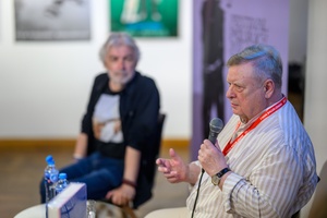39. TNF: Dzień 4 (2.06.2025) - Eugeniusz Gordziejuk odpowiadający na pytania publiczności podczas "Anima. Mistrzowie polskiej animacji" w Galerii TCK. W tle Jerzy Armata