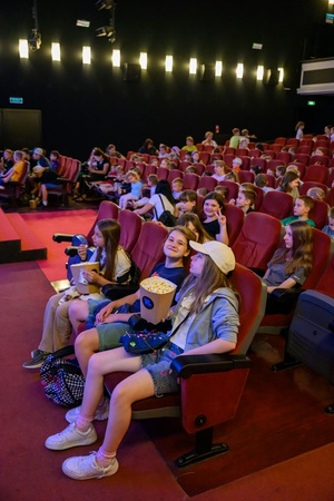 39. TNF: Dzień 4 (2.06.2025) - Najmłodsi festiwalowicze w sali kinowej podczas zabaw i animacji przed projekcją Filmów Młodego Widza