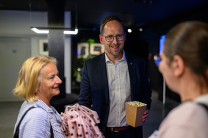 39. TNF: Dzień 4 (2.06.2025) - W hallu kina prezydent Tarnowa Jakub Kwaśny w oczekiwaniu na projekcję konkursową filmu "Pod wulkanem"