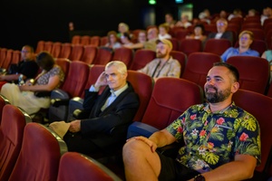 39. TNF: Dzień 4 (2.06.2025) - W sali Marzenia widzowie w oczekiwaniu na projekcję konkursową filmu "Posłuchaj, co chcę ci powiedzieć"