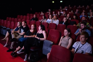 39. TNF: Dzień 4 (2.06.2025) - W sali Marzenia widzowie w oczekiwaniu na projekcję konkursową filmu "Posłuchaj, co chcę ci powiedzieć"