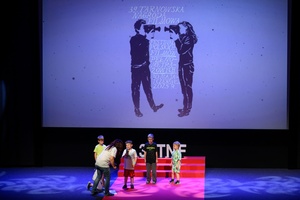39. TNF: Dzień 4 (2.06.2025) - Najmłodsi festiwalowicze w sali kinowej podczas zabaw i animacji przed projekcją Filmów Młodego Widza