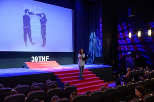 39. TNF: Dzień 4 (2.06.2025) - Najmłodsi festiwalowicze w sali kinowej podczas zabaw i animacji przed projekcją Filmów Młodego Widza