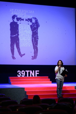 39. TNF: Dzień 4 (2.06.2025) - Na festiwalowych schodach w sali Marzenia Magdalena Trusz, animatorka zabaw dla dzieci przed seansem dla najmłodszych