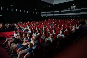 39. TNF: Dzień 4 (2.06.2025) - Najmłodsi festiwalowicze w sali kinowej przed projekcją Filmów Młodego Widza