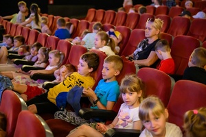 39. TNF: Dzień 4 (2.06.2025) - Najmłodsi festiwalowicze w sali kinowej podczas zabaw i animacji przed projekcją Filmów Młodego Widza