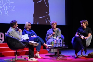 39. TNF: Dzień 4 (2.06.2025) - Na scenie Marzenia Kuba Armata prowadzący spotkanie z reżyserką Małgorzatą Imielską, Gosia, główna bohaterka filmu "Posłuchaj, co ci chcę powiedzieć" i jej mamą