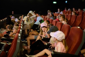 39. TNF: Dzień 4 (2.06.2025) - Najmłodsi festiwalowicze w sali kinowej  przed projekcją Filmów Młodego Widza