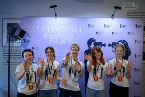 39. TNF: Dzień 4 (2.06.2025) - Wolontariusze 39. TNF na tle ścianki 39. TNF w hallu kina