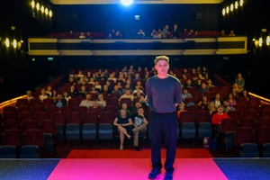 39. TNF: Dzień 4 (2.06.2025) - Na scenie Marzenia Damian Kocur, reżyser filmu "Pod wulkanem" z tarnowską widownią w tle