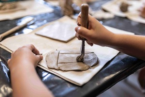 Warsztaty ceramiczne "Wzorzysty kafelek" - Uczestnicy warsztatów w trakcie pracy