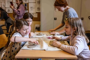 Warsztaty ceramiczne "Wzorzysty kafelek" - Uczestnicy warsztatów w trakcie pracy